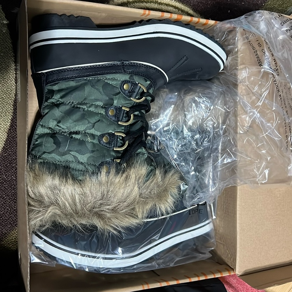 Snow boots